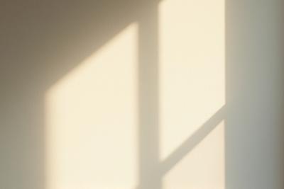 自然光が差し込むスタジオの窓辺